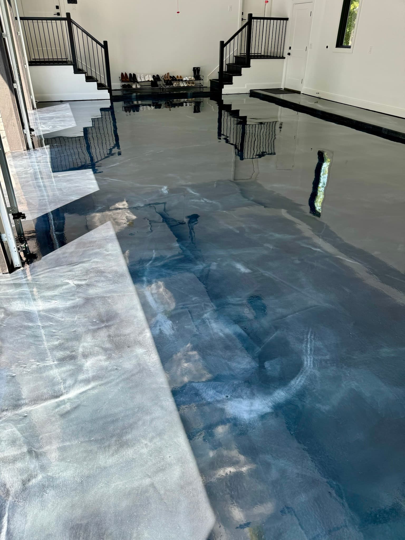 Metallic swirl basement floor finish