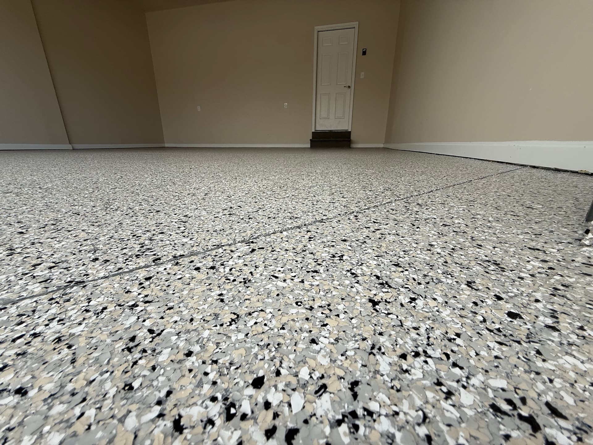 Neutral flake coating in an empty garage